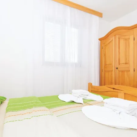 Apartament Lovely In Malinska With Wifi Omišalj